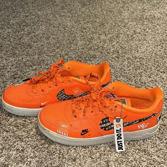 2018 air force 1 low ‘just do it’. orange. size boys/mens 7. - Picture 3 of 9